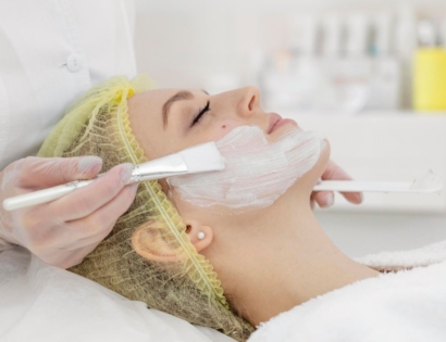 kemijski piling na ženi u poliklinici