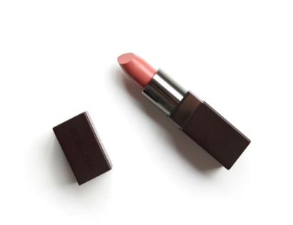 Otklopljeni ruž za usne na stolu