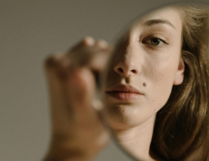 Ženski odraz lica u okruglom ogledalu