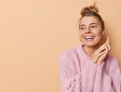 Nasmijana žena s lijepim i zdravim zubima