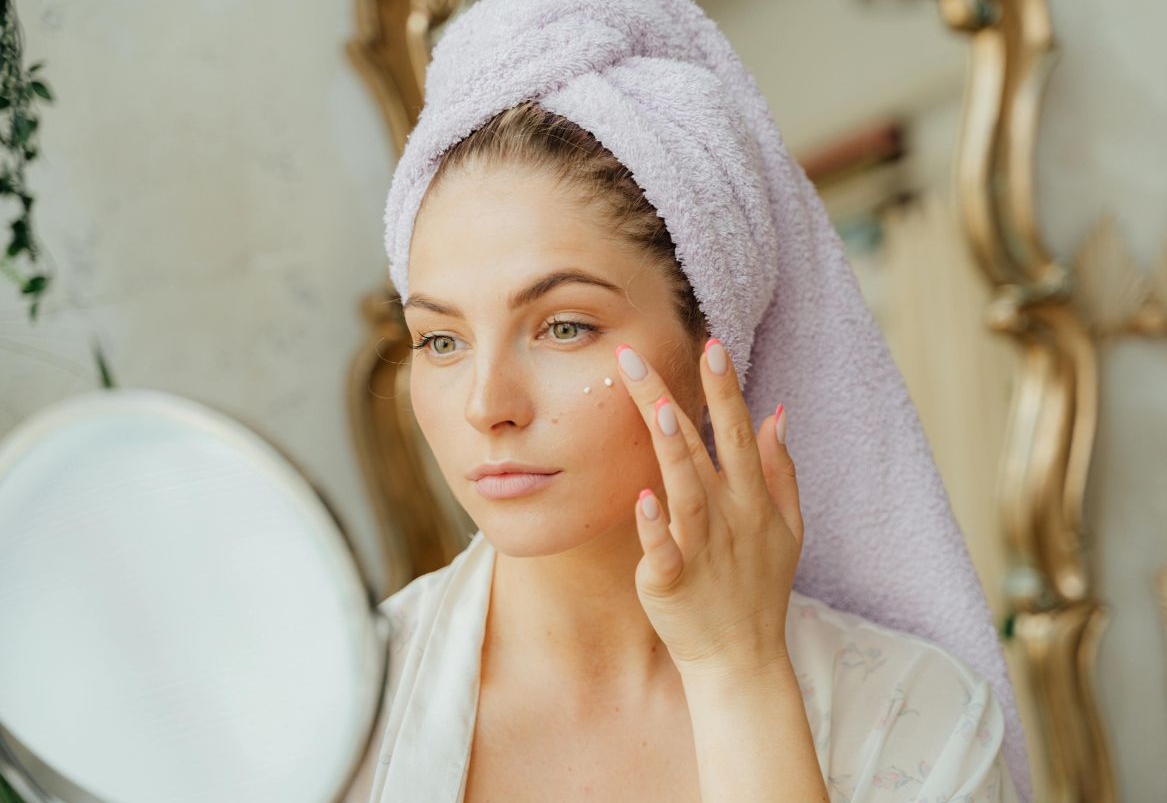 Nanošenje kreme za lice s hijaluronskom kiselinom