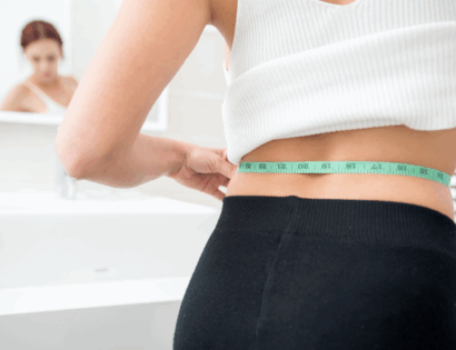 Žena mjeri širinu struka