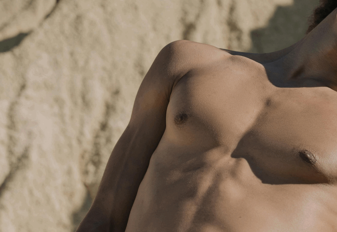 Muški torzo na suncu