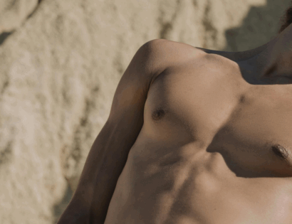 Muški torzo na suncu