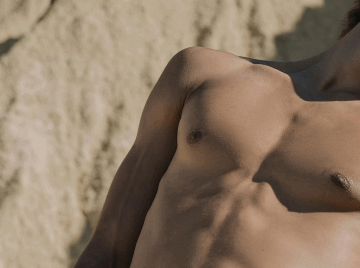 Muški torzo na suncu