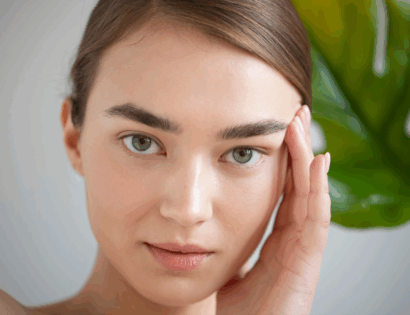 Lijepa žena drži ruku na licu