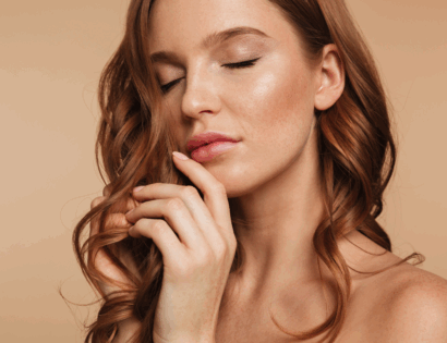 Lijepa žena njegovanog lica i kože ruku