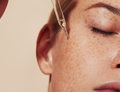 Primjena seruma za lice pomoću kapaljke na kožu lica