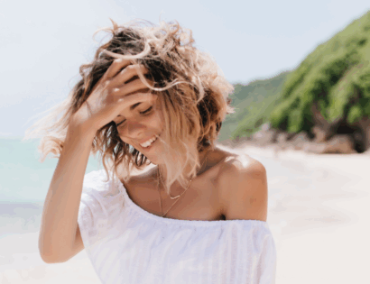 Žena koja uživa u ljetu i suncu