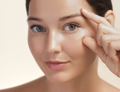 Žena prstima pokazuje bore oko očiju