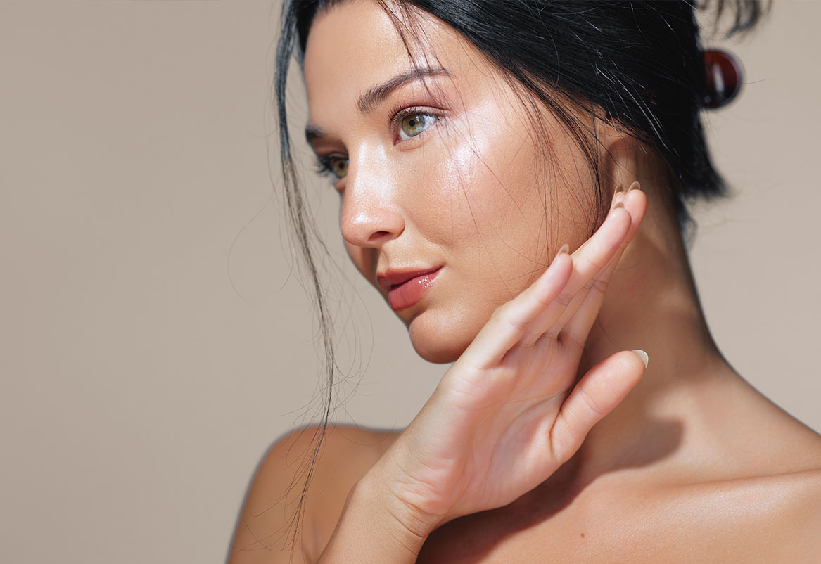 Žena sa zdravom i blistavom kožom nakon Skin Pen tretmana